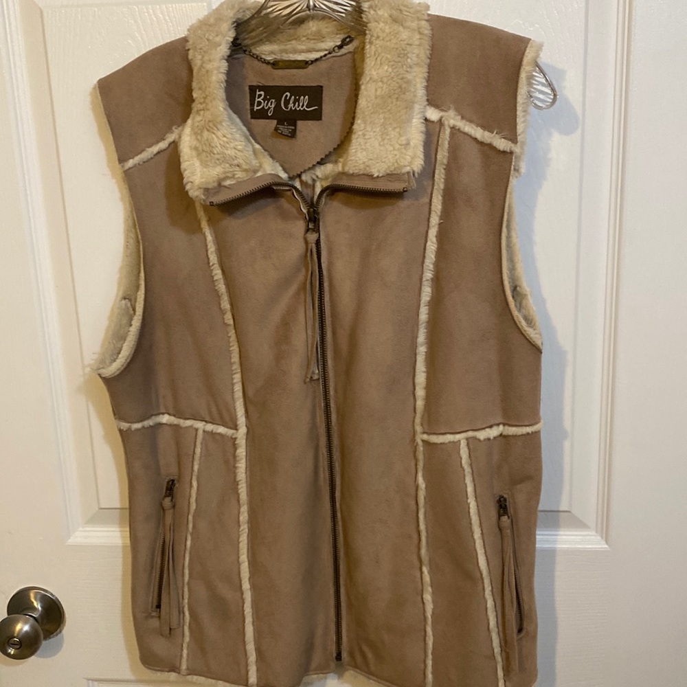 Big Chill Tan and faux fur vest with pockets Size Large Zipper Closure